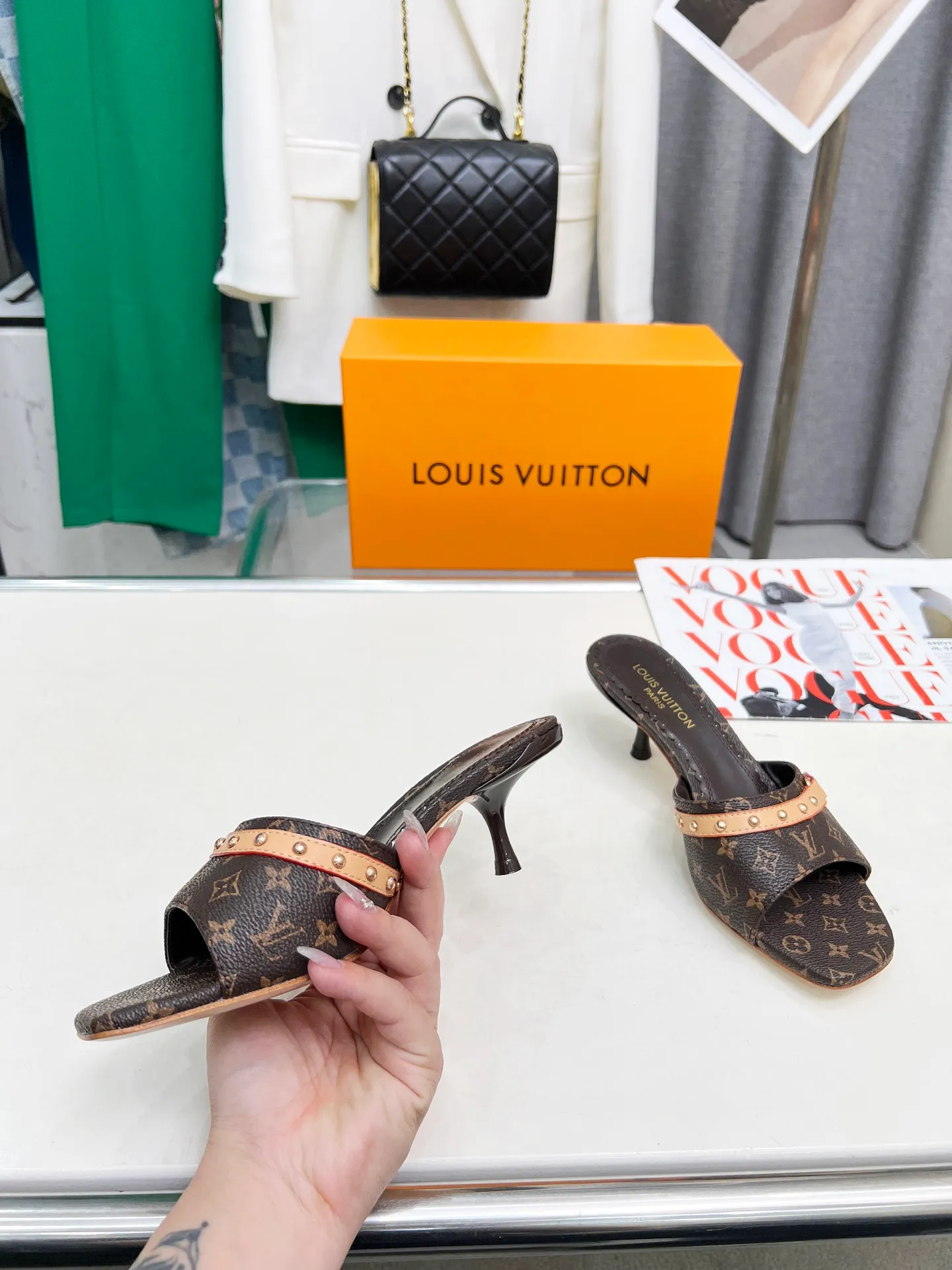👟👟Ex-factory price 440👟👟 LV new denim kitten heel slippers 2025 summer must-have for goddesses, original replica, super comfortable on the feet. Show off the queen's temperament, the heel height is 5.5CM, which shows your temperament without being tiring. Standard code: 35-42 (41 and 42 codes are customized, non-returnable and non-exchangeable)